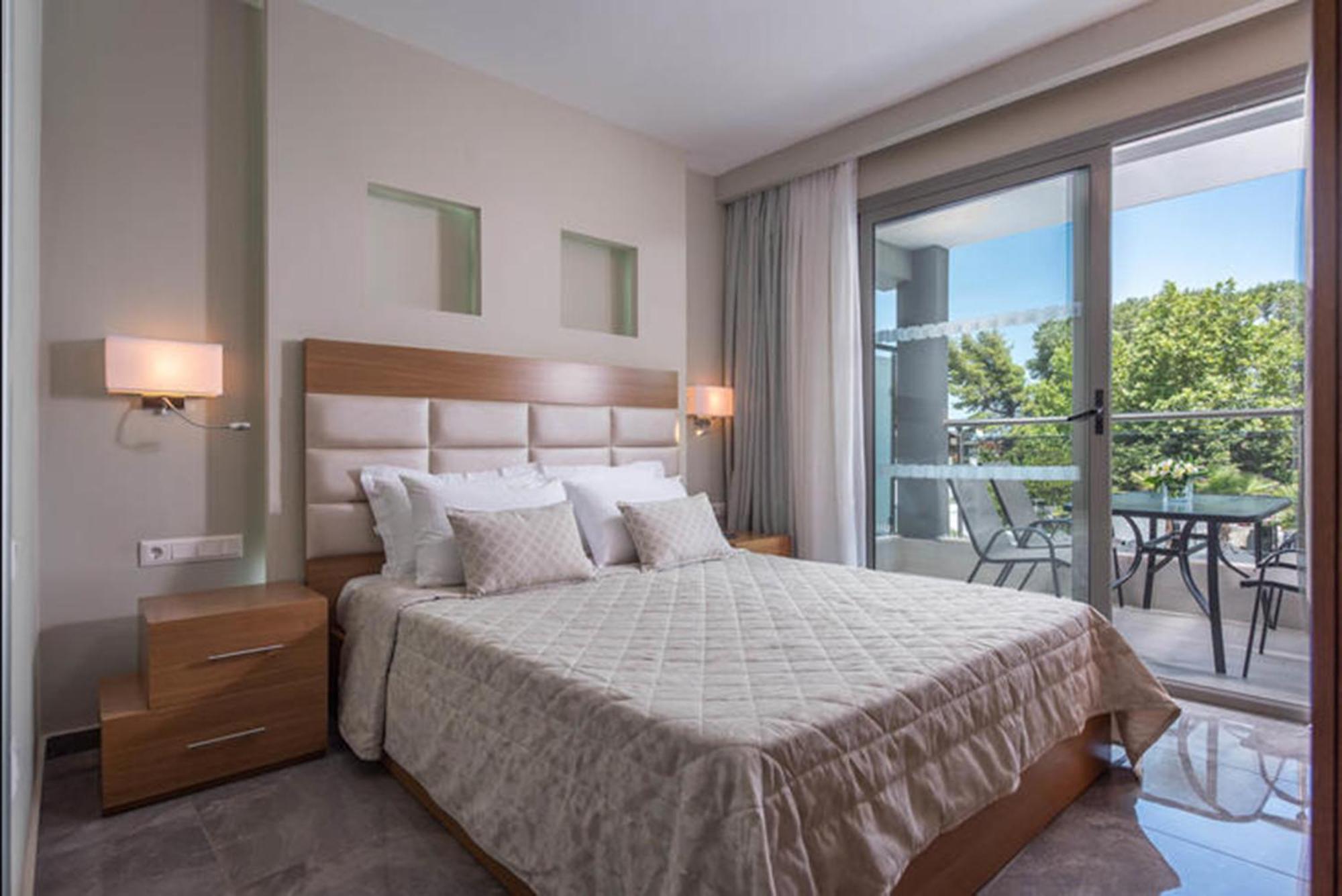 Dionysos Hotel & Suites Ханиоти Экстерьер фото
